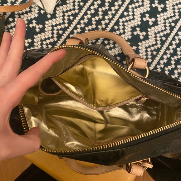 Michael Kors barrel bag. Great condition. - Picture 4 of 6